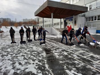 Трудовой десант по уборке снега и льда