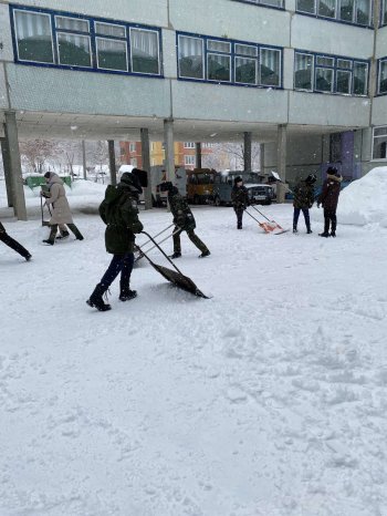 Трудовой десант по уборке снега