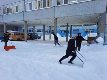 Трудовой десант после обильного снегопада